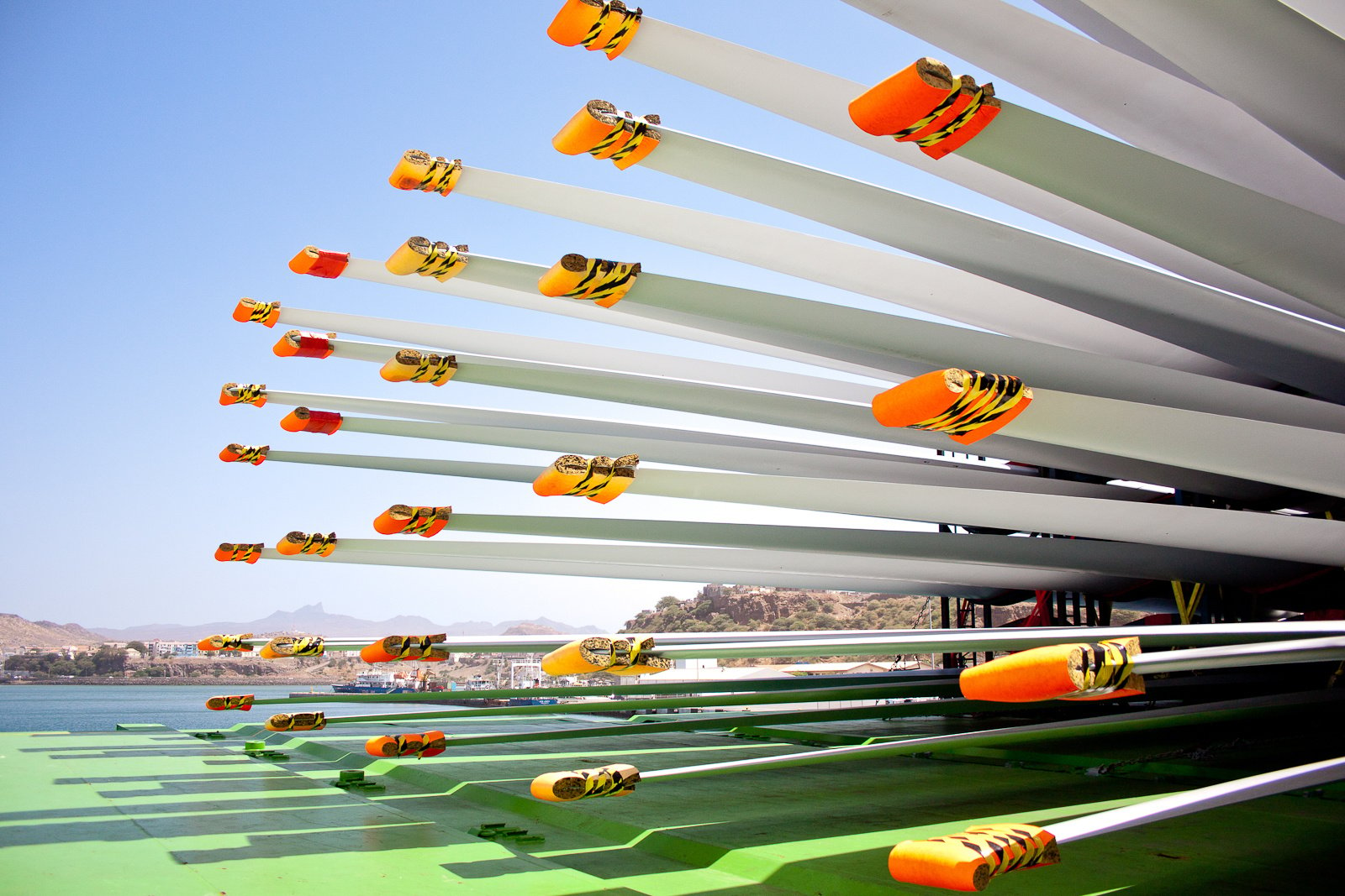 Wind turbine blades arriving by truck Credit Cabeo╠ülica